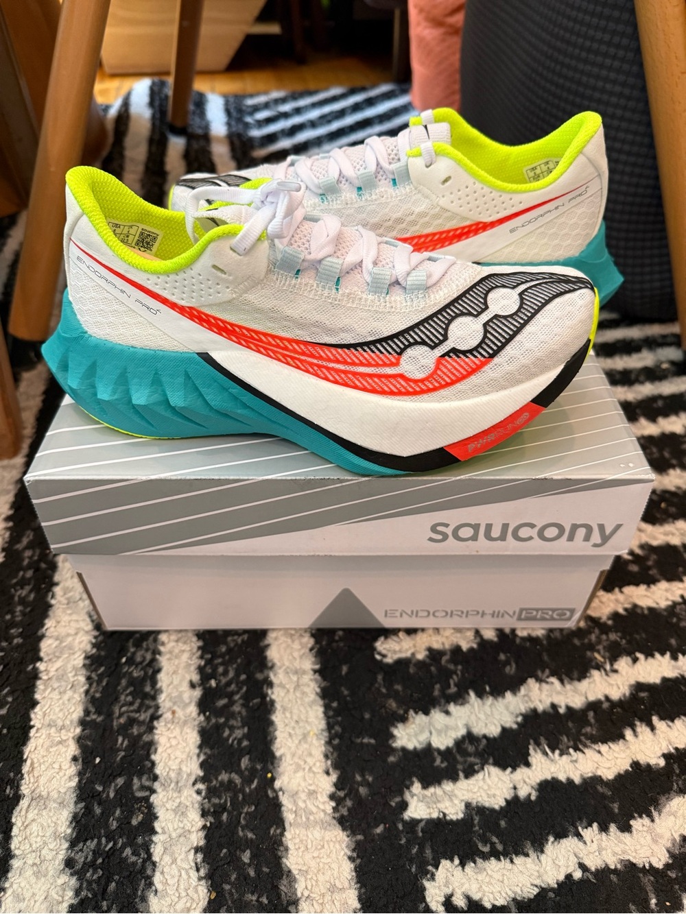 Brand New In Box Saucony Endorphin Pro 4 Size 6 - White + Multi Color
